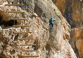 Agentes del Greim en la vía ferrata 'La colmena', de Quéntar.