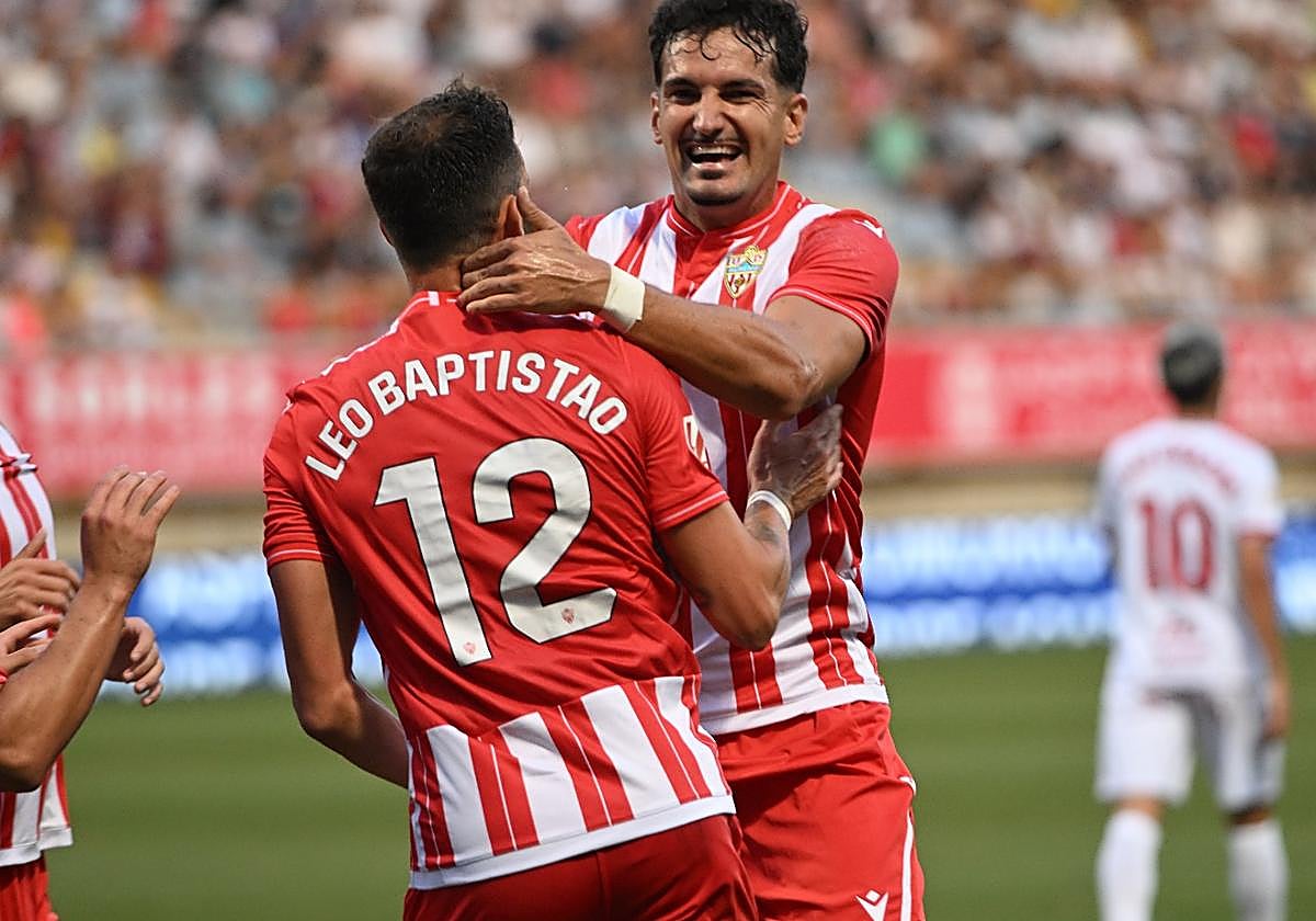 Álex Muñoz celebrando el gol con Baptistao
