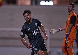 Arnau celebra uno de los goles del Almería en León.l