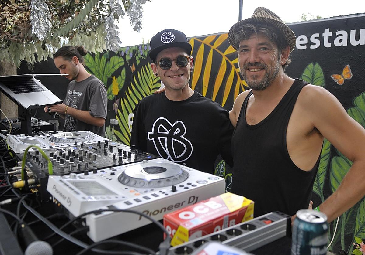 A la derecha Javivi, el propietario de este complejo turístico situado en Órgiva