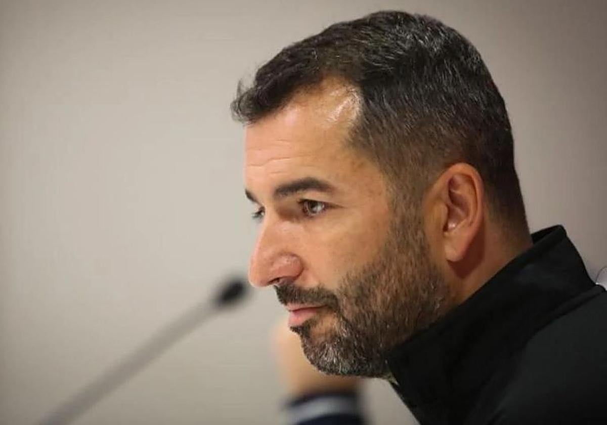 Diego Martínez comparece en sala de prensa durante su etapa como entrenador del Granada.