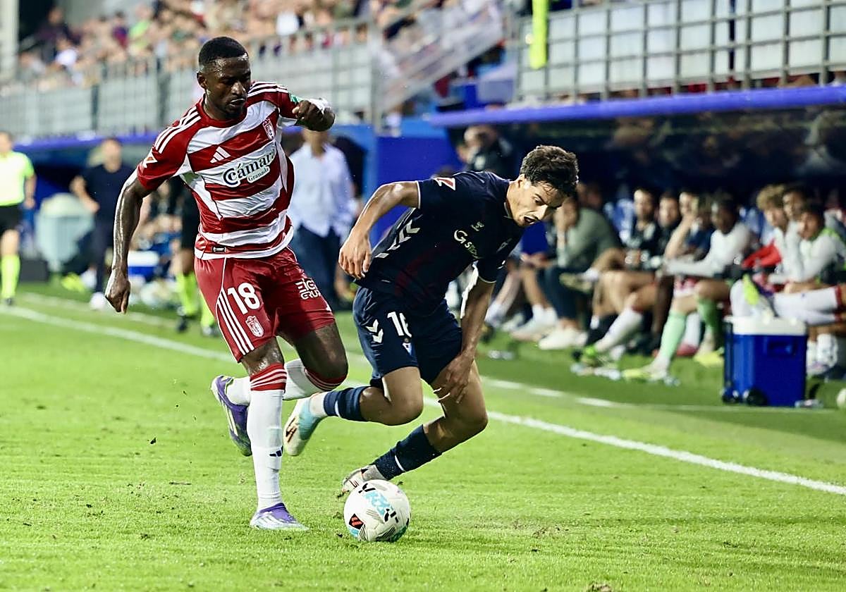 Martin Hongla acude al duelo con un futbolista del Eibar en Ipurua.