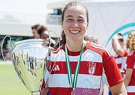 Sonya Keefe celebra la Copa Andalucía como MVP de la final además.