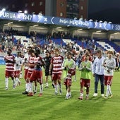 Los futbolistas del Granada agradecen el apoyo de la afición desplazada al marcharse derrotados de Ipurua.