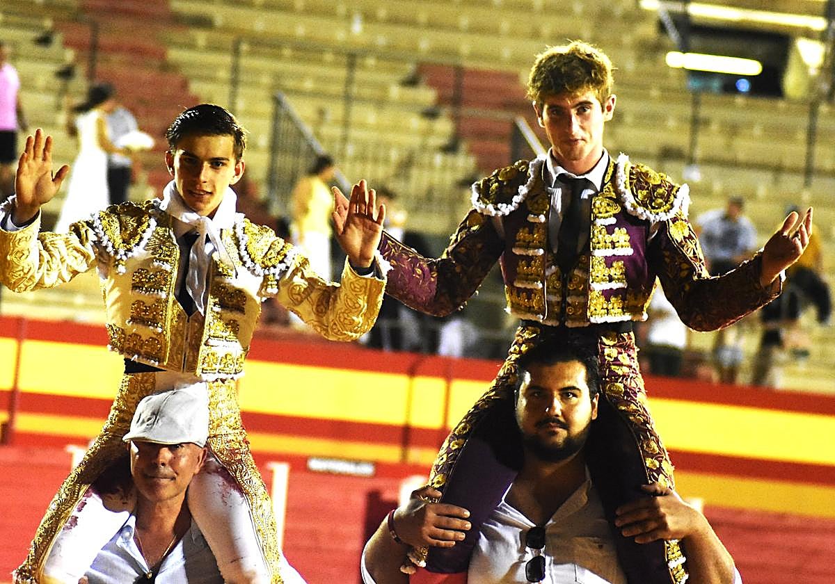 Pablo Torres y Armando Bustos en su salida a hombros