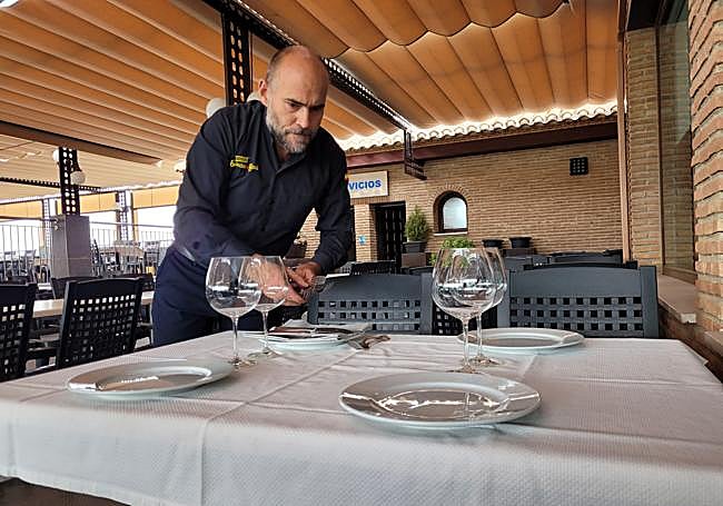 Josué tiene 45 años y lleva toda su vida trabajando en el Balcón del Genil.