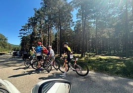 Algunos corredores, en la segunda etapa de la Vuelta Junior a la Ribera del Duero.
