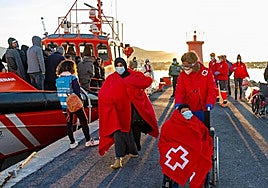 Cruz Roja atiende a unos 140 migrantes de pateras en diez intervenciones desde el viernes