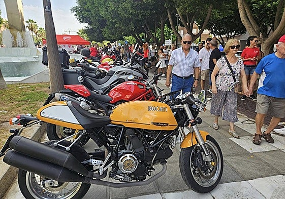 De la Vespa a la Ducati: el rugido de los clásicos acelera la Feria de Almería