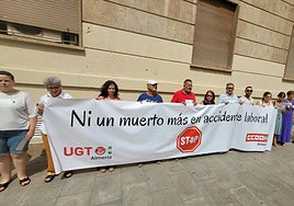 UGT y CCOO señalan que el trabajador que falleció en una obra de Almería operaba fuera del horario conveniado