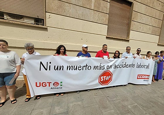 UGT y CCOO señalan que el trabajador que falleció en una obra de Almería operaba fuera del horario conveniado