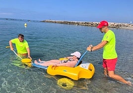 Gabriel y un compañero ayudan a una mujer a poder bañarse.