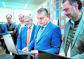 El consejero de la Presidencia, Antonio Sanz, en una visita a uno de los nodos tecnológicos.