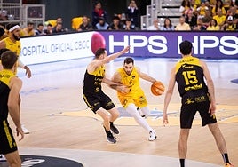 Jovan Kljajic, frente a Marcelinho en el derbi canario.