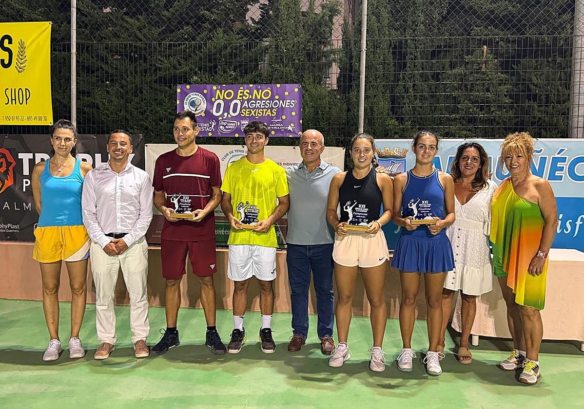 Organizadores y ganadores del torneo sexitano.