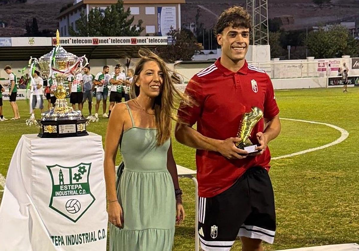 Manu Maza recoge el galardón de MVP del Trofeo Ciudad del Mantecado con el Juvenil A.