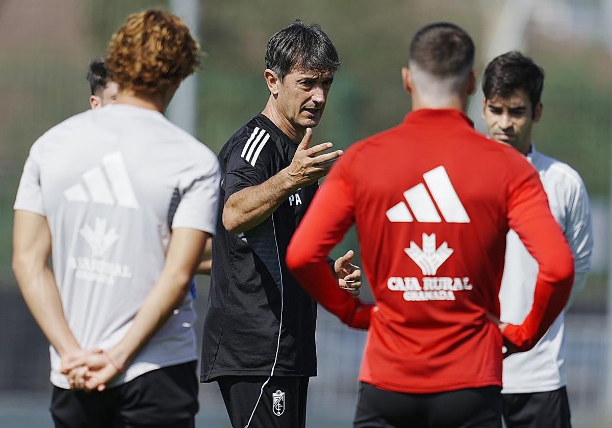 Pacheta se dirige a sus futbolistas ya tras la derrota en Ipurua.