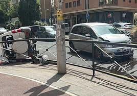 Coches siniestrados en el cruce de Camino de Ronda con la calle Ancha de Gracia.