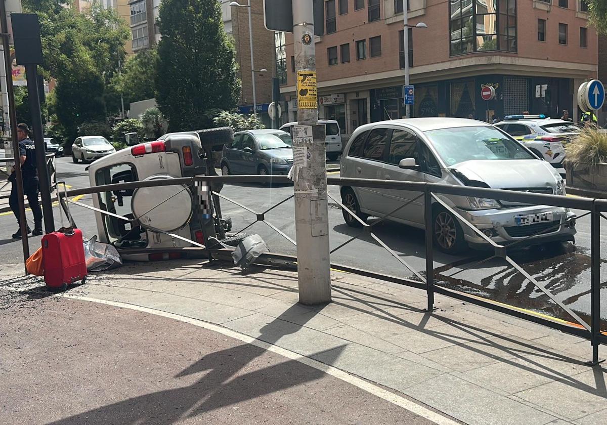 Vuelca un coche en el Centro y los peatones ayudan a sacar al ocupante