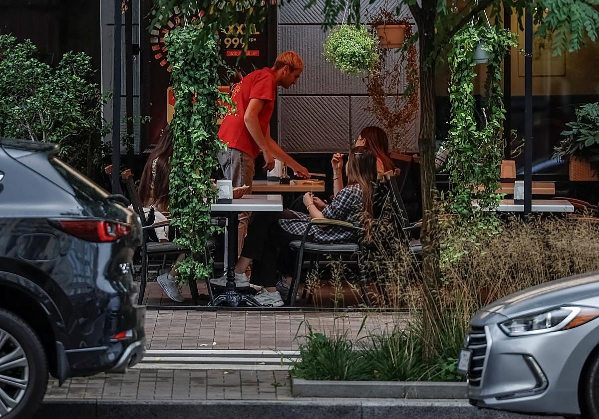 El aviso de la OCU por las prácticas de algunos restaurantes: «No es legal»