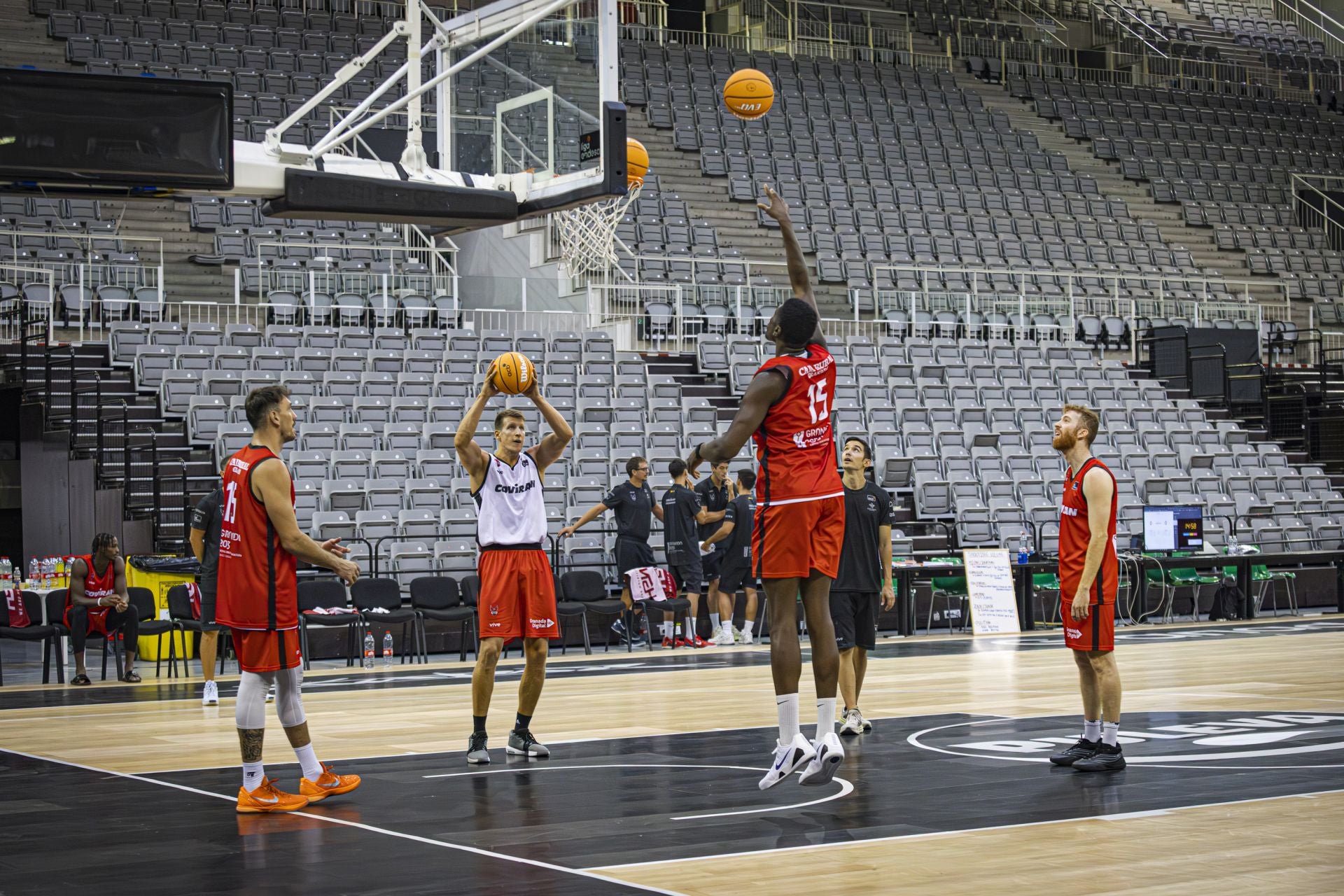 Los jugadores del Covirán entrenan a la espera de la estrella Matt Thomas.