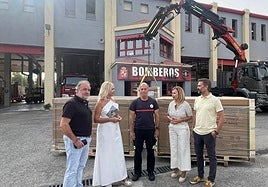 Los concejales, junto a personal de los bomberos, en la visita tras la instalación.