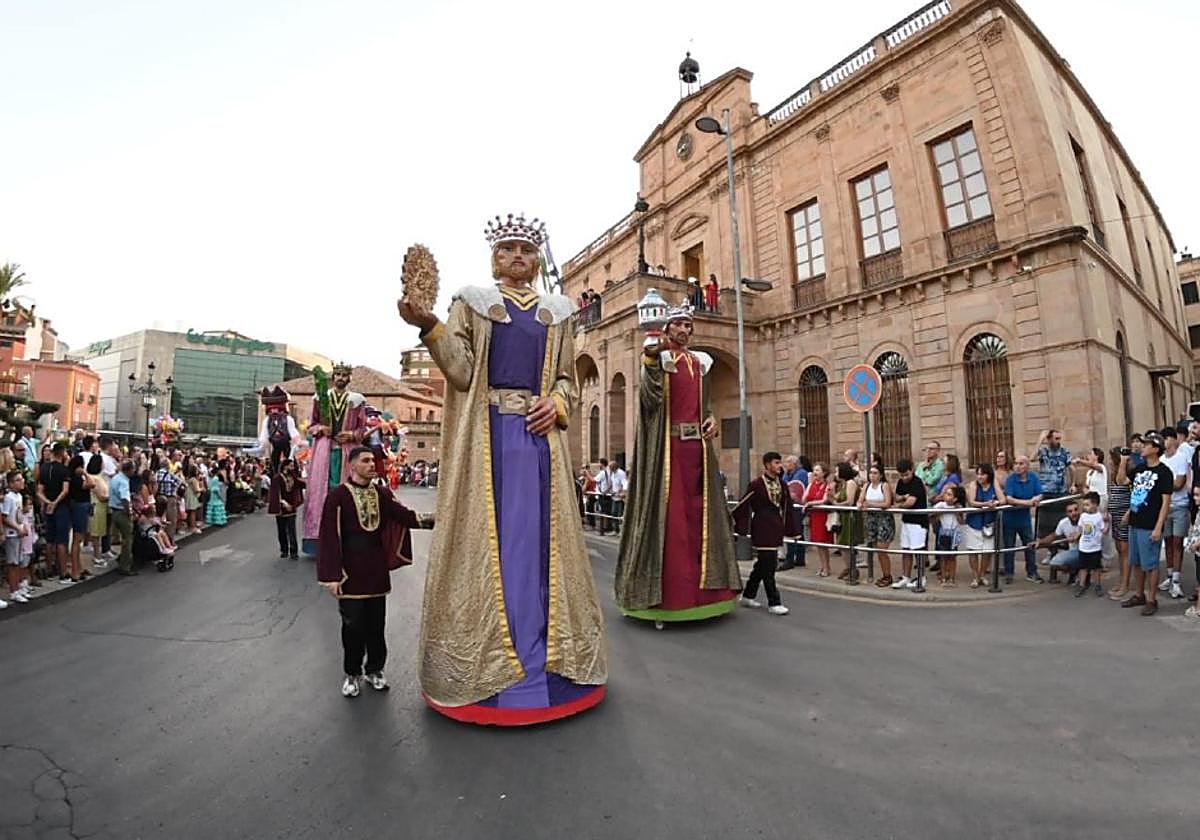 Los Gigantes de la Baraja desfilando en la cabalgata de 2024.