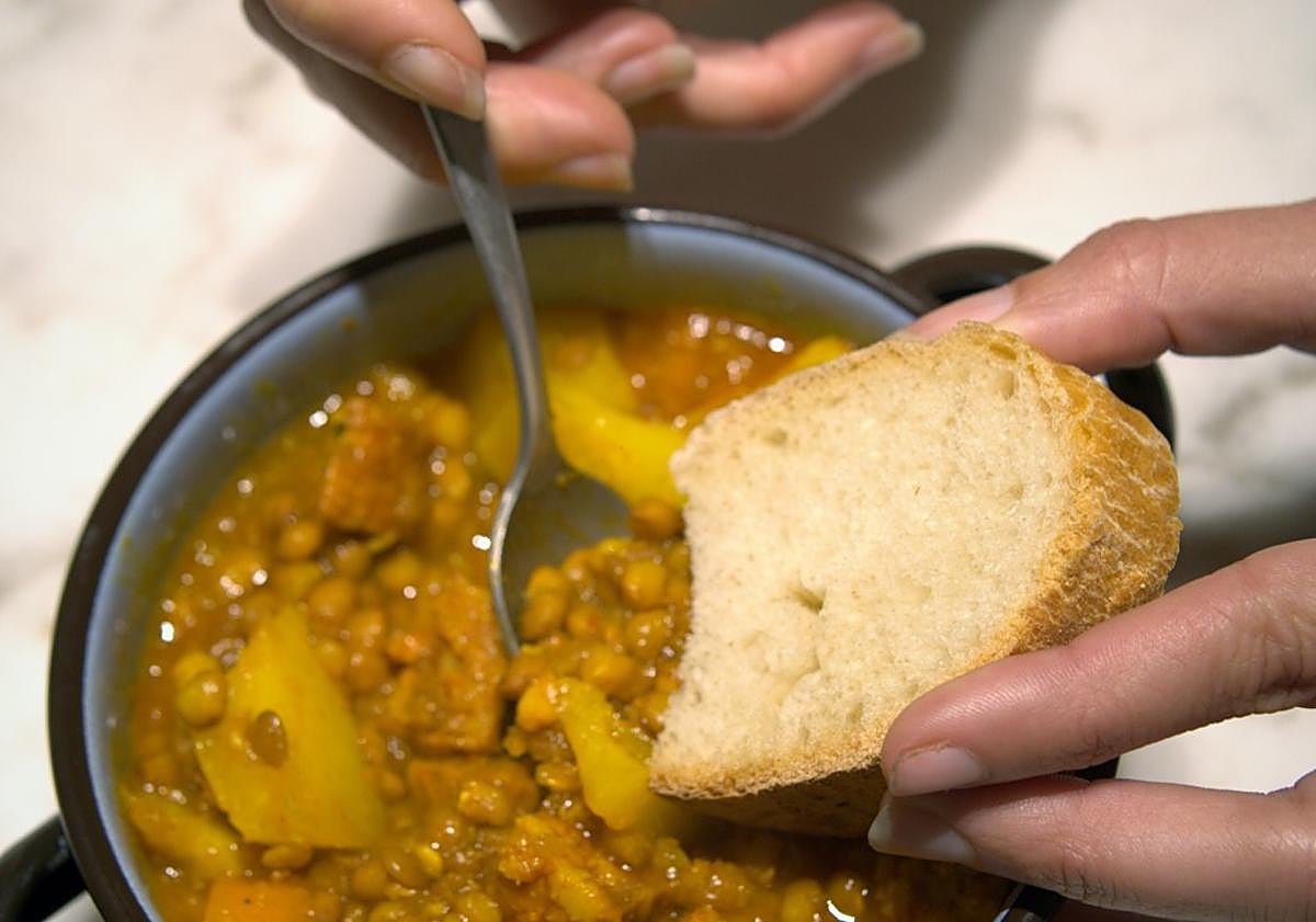 Imagen principal - El bar de «cuchareo» que devuelve a Granada los «sabores de antaño»