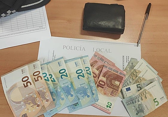 Cartera y dinero hallados por una vecina en Íllora.