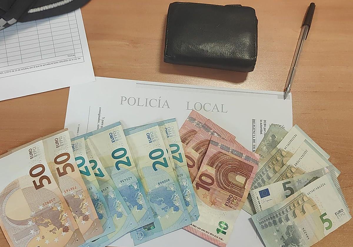 Cartera y dinero hallados por una vecina en Íllora.
