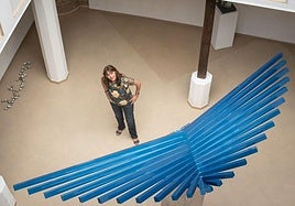 Mari Ángeles Lázaro posa junto a la escultura El Vuelo en el nuevo Centro de Arte Contemporáneo que lleva su nombre.