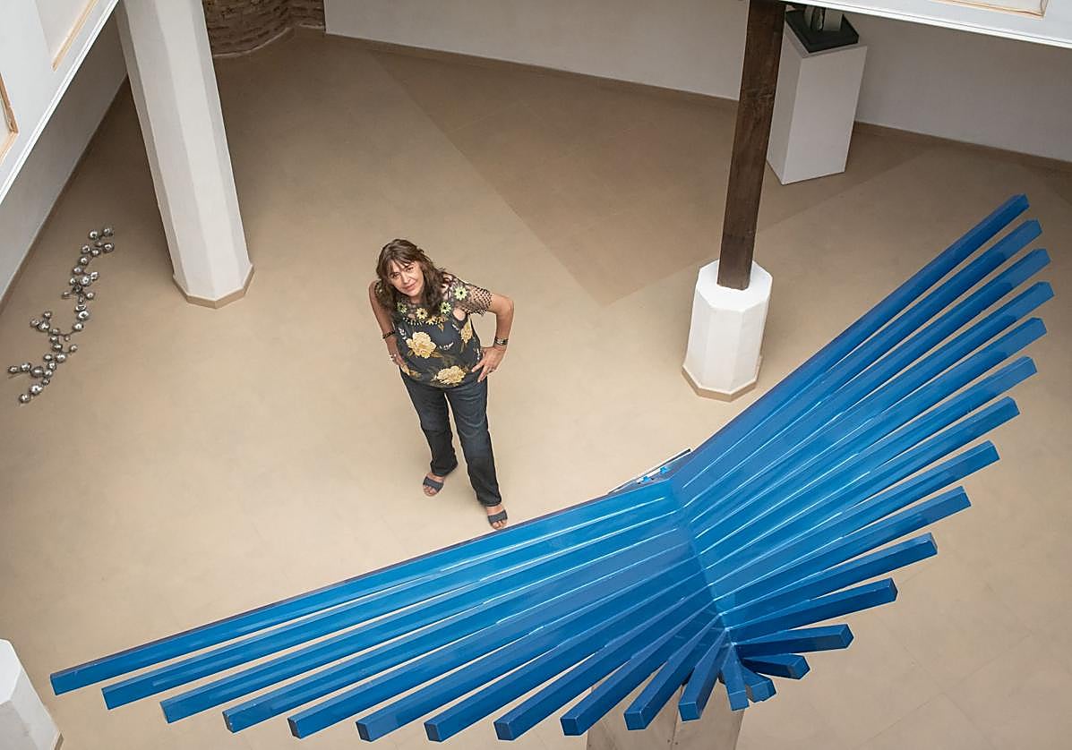 Mari Ángeles Lázaro posa junto a la escultura El Vuelo en el nuevo Centro de Arte Contemporáneo que lleva su nombre.