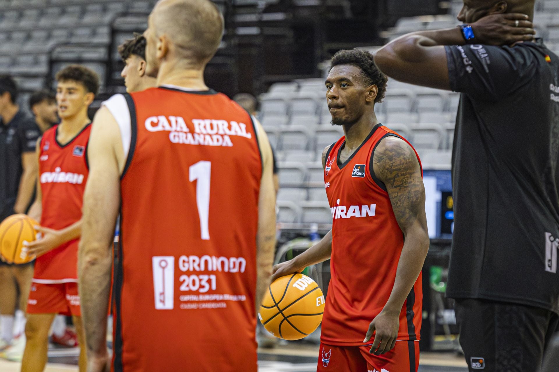 Mikah Speight, a la derecha, tendrá la responsabilidad de asumir el timón en el nuevo Covirán.