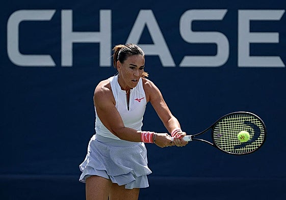 Nuria Párrizas golpea la bola antes de lesionarse en el US Open.