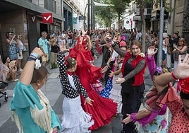 El centro de Almería se convierte en un tablao de sevillanas con hasta 150 bailarines