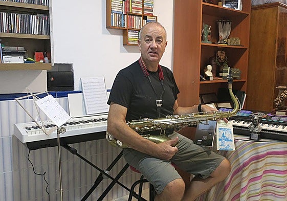 Francisco Cristóbal Sánchez, en el estudio donde crea sus obras.