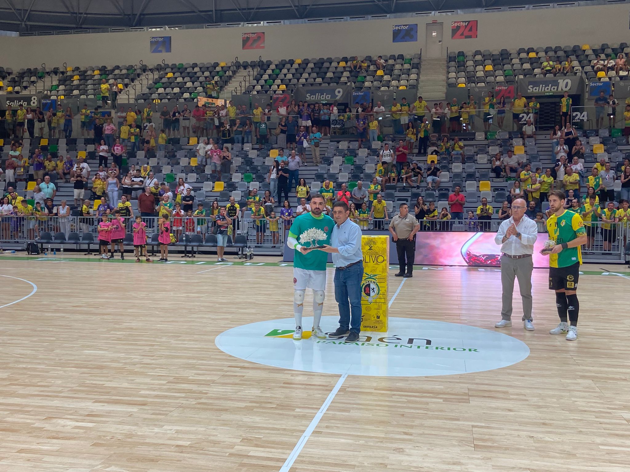 Paco Reyes entrega del trofeo al quipo de Cartagena.