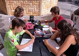 Jóvenes participantes en el concurso de pintura al aire libre que lleva el nombre de José Luis Verdes de la Riva.