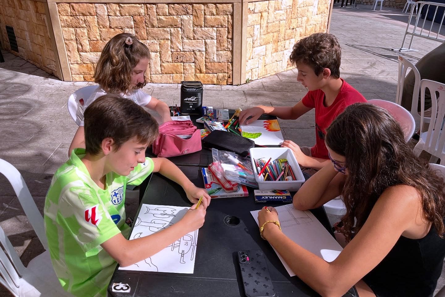 Jóvenes participantes en el concurso de pintura al aire libre que lleva el nombre de José Luis Verdes de la Riva.