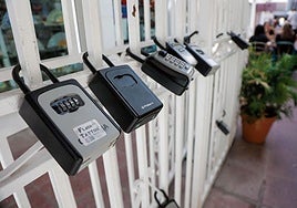 Candados en una vivienda de uso turístico.