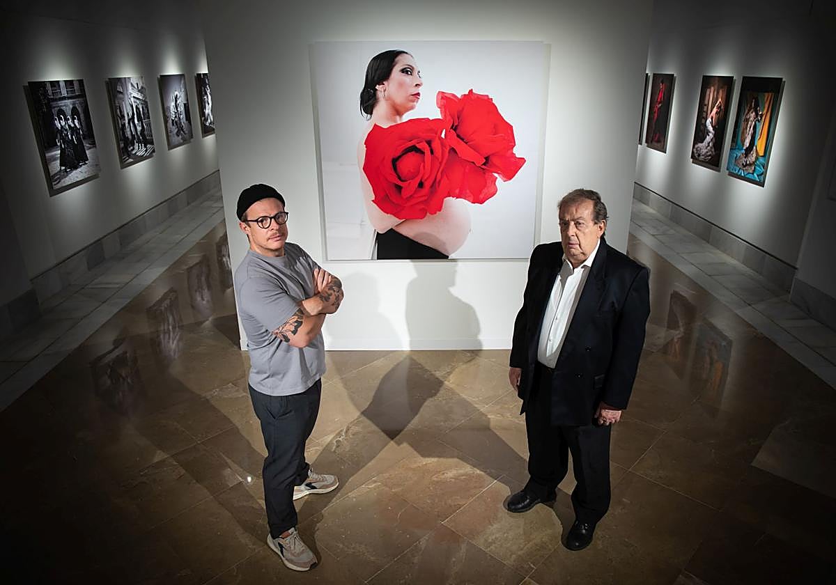 Jesús y su padre Antonio ante una de las fotos de la exposición donde se ve a Fuensanta La Moneta preñada.