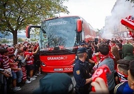 Los aficionados del Granada reciben al autobús antes de un partido en Los Cármenes.