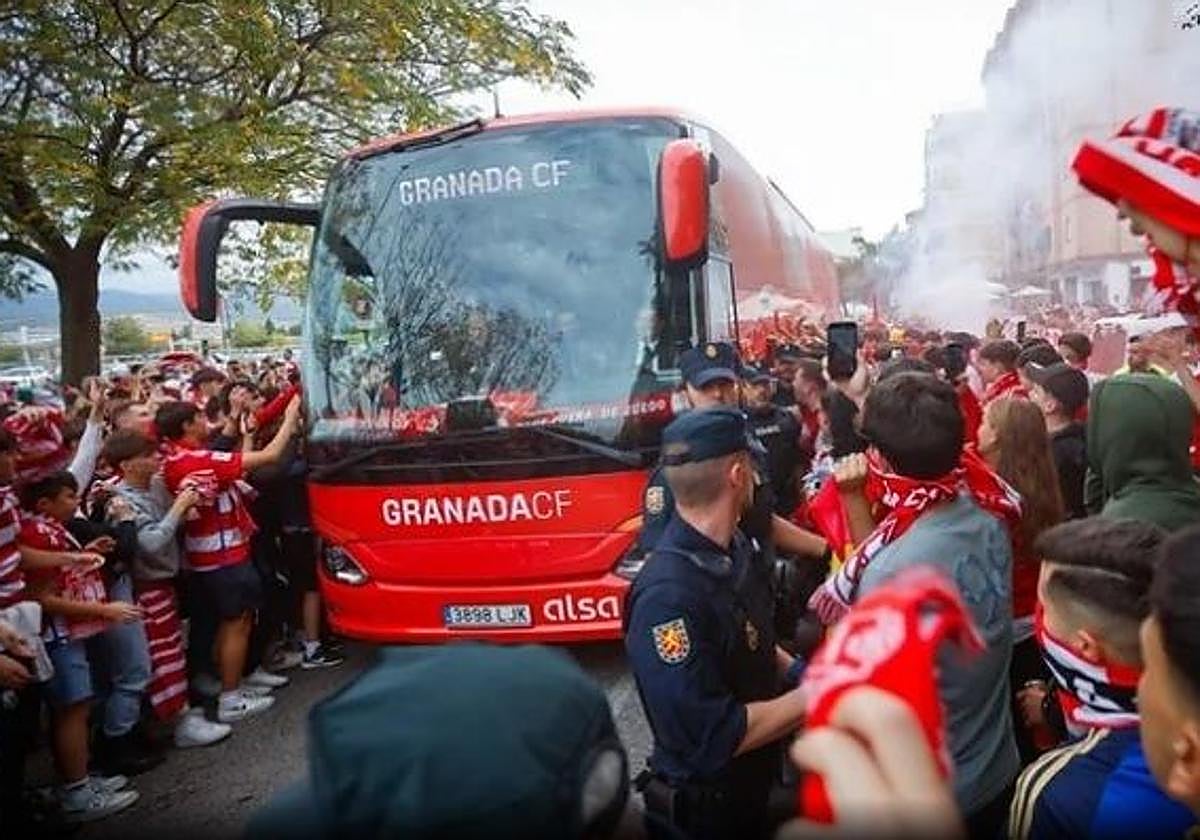 Los aficionados del Granada reciben al autobús antes de un partido en Los Cármenes.