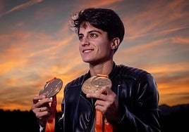 María Pérez posa para IDEAL con las dos medallas de oro que ganó en el Mundial de 2023.