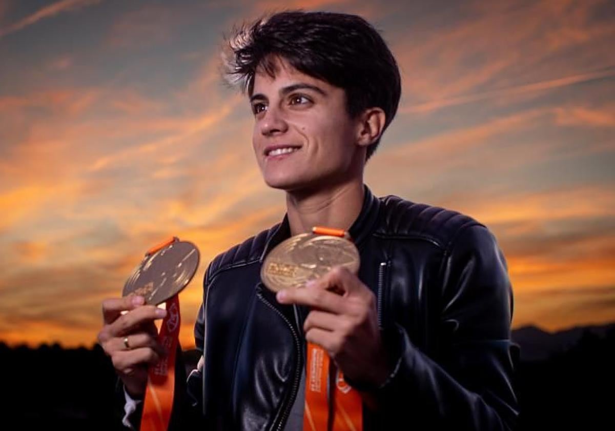 María Pérez posa para IDEAL con las dos medallas de oro que ganó en el Mundial de 2023.