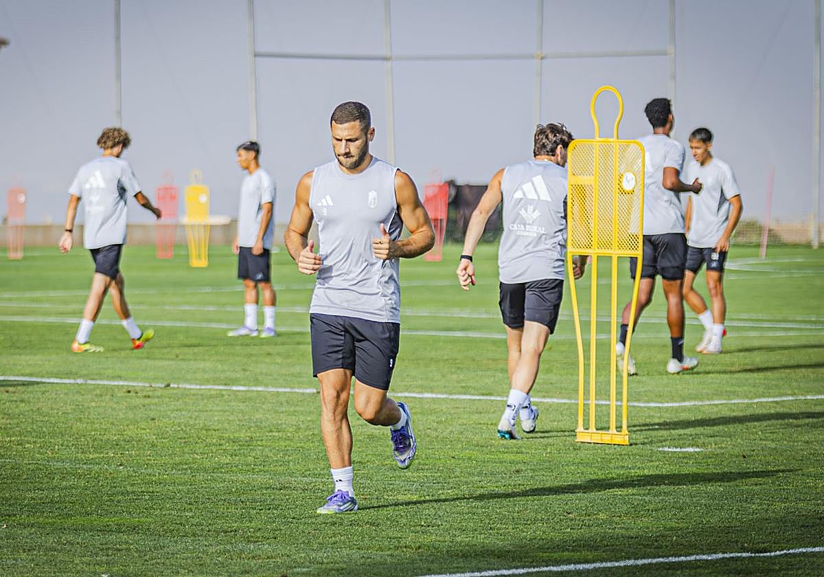 Shon Weissman, durante el último entrenamiento del Granada.