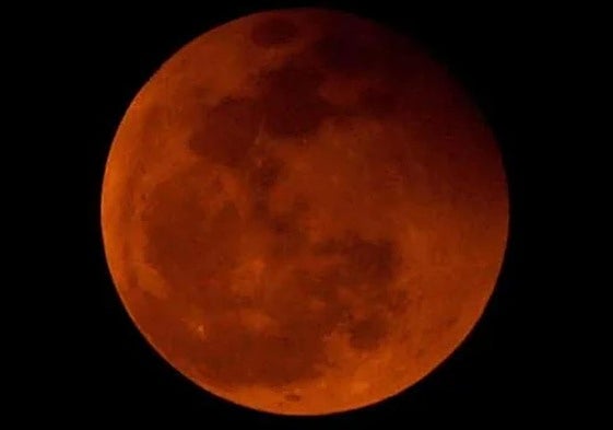 La luna tendrá color rojizo que hará aún más llamativo este fenómeno astronómico.
