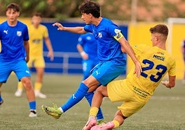 Tomás Cruz y Migue se cruzan durante el partido.
