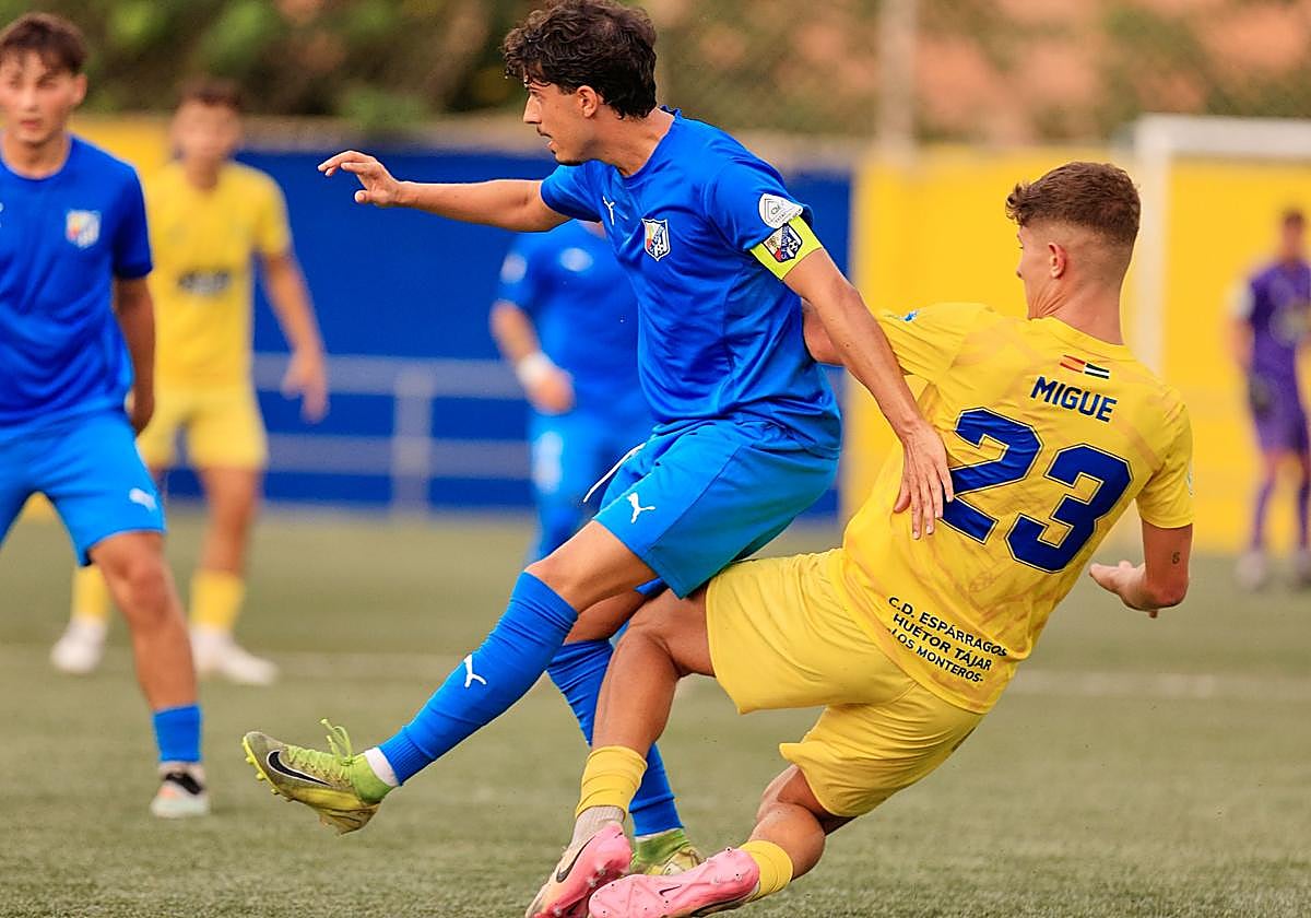 Tomás Cruz y Migue se cruzan durante el partido.