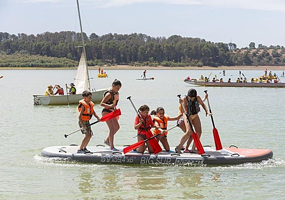 Niños que no quieren levantar velas